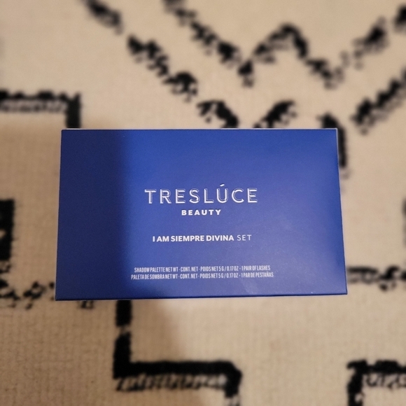 ⭐️40% Off⭐️ Treslūce I Am Siempre Divina Palette and 3D Lash Set - Picture 7 of 10